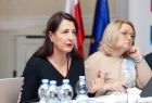 Dwie kobiety, jedna mówiąca do mikrofonu.