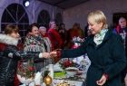 Iwona Gibas z zarządu województwa witająca się z paniami z kół gospodyń wiejskich, które prezentowały na stołach przygotowane przez siebie potrawy 