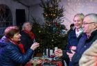 Iwona Gibas z zarządu województwa oraz poseł Andrzej Adamczyk rozmawiający z paniami z kół gospodyń wiejskich