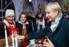 Iwona Gibas z Zarządu Województwa Małopolskiego podczas rozmowy z paniami z kół gospodyń wiejskich