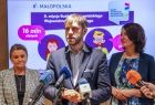 Mężczyzna przy mikrofonie.