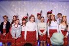 Dzieci i młodzież w strojach ludowych występujące przed publicznością w Wolbromiu