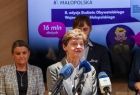 Kobieta w krótkich włosach przy mikrofonie.