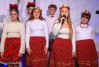 Dzieci i młodzież w strojach ludowych występujące przed publicznością w Wolbromiu