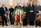 Iwona Gibas wraz z innymi uczestnikami uroczystości