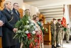 Iwona Gibas wraz z innymi uczestnikami uroczystości
