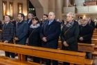 Iwona Gibas wraz z innymi uczestnikami uroczystości