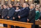 Iwona Gibas wraz z innymi uczestnikami uroczystości