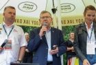 wicemarszałek w trakcie wywiadu ze spikerem zawodów