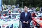 Witold Kozłowski na tle samochodów