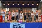 scena pełna gości VIP i kierowców