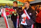 Dzieci z wieńcami patriotycznymi.