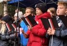 Dzieci ze śpiewnikami w dłoniach.