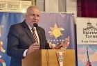 Wicemarszałek Ryszard Pagacz stoi przy mównicy.