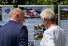 Wicemarszałek Ryszard Pagacz stoi z Józefem Wójtowiczem. Z tyłu widoczne plansze.