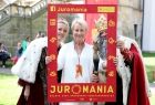 Iwona Gibas z zarządu województwa trzyma w rękach planszę z napisem Juromania. Obok stoi król i królowa. Za nimi widoczny klasztor na Skałce.