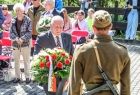 Wicemarszałek Ryszard Pagacz trzyma wieniec. Na pierwszym planie stoi żołnierz.
