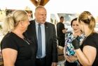 Wicemarszałek Ryszard Pagacz rozmawia z kobietami.