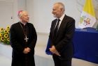 Prof. Jan Tadeusz Duda stoi i rozmawia z arcybiskupem Markiem Jędraszewskim.