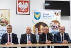Wicemarszałek Ryszard Gawron siedzi z innymi ludźmi przy stole.