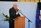 Wicemarszałek Ryszard Pagacz stoi przy mikrofonie.