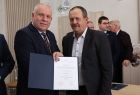 Wicemarszałek Ryszard Gawron z mężczyzną z wąsem.