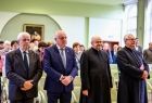 Wicemarszałek Ryszard Pagacz stoi obok mężczyzny i dwóch księży.