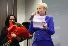 Iwona Gibas z zarządu województwa trzyma w ręce mikrofon.