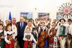 Wicemarszałek Ryszard Pagacz stoi z delegacją górali.