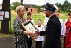 Iwona Gibas z zarządu województwa wręcza strażakom nagrodę samorządu województwa małopolskiego Polonia Minor 