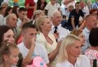 Uczestnicy obchodów oklaskujący występy artystyczne