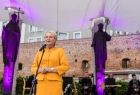 Iwona Gibas z zarządu województwa zwracająca się ze sceny do zgromadzonej publiczności