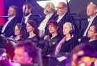 Członkowie orkiestry oraz chór na scenie festiwalu w Krynicy