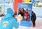 Grupa osób trzyma szablon do zdjęć z miasteczka zimowego Małopolski i MOT