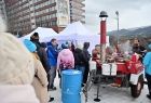 Kolejka osób stoi w oczekiwaniu do strefy gotowania