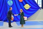 sekretarz Pałka wręcza piłki