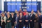wspólne zdjęcie na tle baneru otwarcie sali w Sance