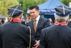 Wicemarszałek Łukasz Smółka rozmawia ze strażakami.