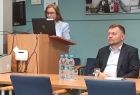 Przemówienie jednego z uczestników panelu dyskusyjnego. Przemawia Pani a obok siedzi Pan