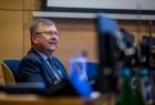 Wicemarszałek Witold Kozłowski siedzi przy stole.