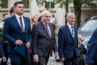 Wicemarszałek Ryszard Pagacz idzie ulicą z innymi mężczyznami.