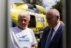 Józef Wójtowicz i wicemarszałek Ryszard Pagacz. W tle widoczny żółty śmigłowiec "Sokół".