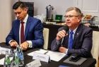 Wicemarszałek Witold Kozłowski trzyma mikrofon.