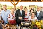 Wicemarszałek Ryszard Pagacz stoi na Kołem Gospodyń Wiejskich.