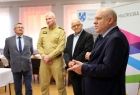 Wicemarszałek Ryszard Pagacz stoi z ludźmi.
