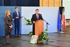 Wojciech Skruch stoi przy mównicy.