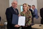 Wicemarszałek Ryszard Gawron stoi z kobietą.