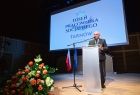 Wicemarszałek Ryszard Pagacz stoi przy mównicy.
