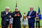 Wicemarszałek Ryszard Pagacz stoi obok księdza i mężczyzny.