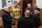 Wicemarszałek Ryszard Pagacz rozmawia strażakami.